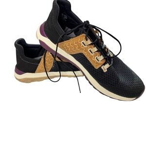 Olukai Women's Wailuku
Walking Sneaker - Black/Tan, EUC, Size 10